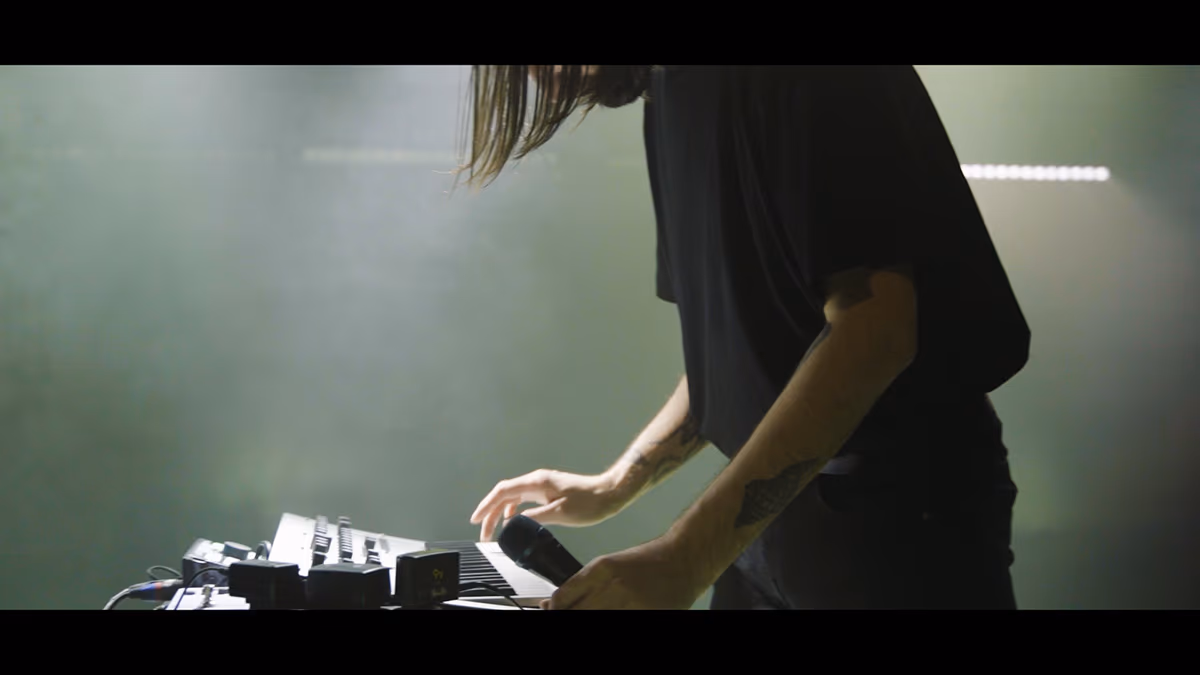 Ultra Sunn (At About It) — Live Session — image 4 sur 23