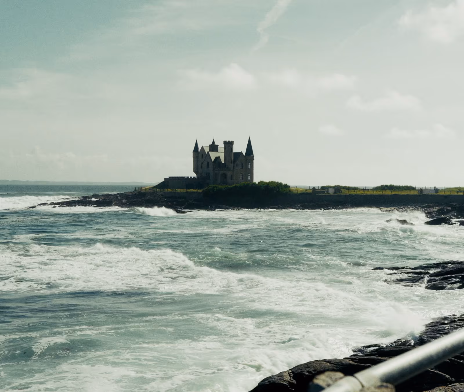 Le château de Turpault à Quiberon, face à une mer démontée